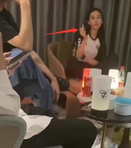 杨颖爆料吸烟视频合集,揭秘明星私生活的一面 第3张 杨颖爆料吸烟视频合集,揭秘明星私生活的一面 第3张